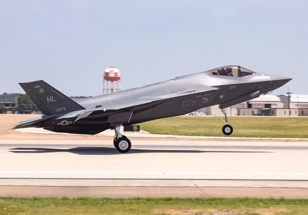 Sau khi Australia và Singapore mua máy bay chiến đấu F-35, nếu Indonesia mua F-35, điều này sẽ làm tổn hại đến tính độc lập của Không quân Indonesia, vì so với các quốc gia láng giềng như Australia và New Zealand, những quốc gia có quan hệ thân thiết hơn với Mỹ, F-35 mà Indonesia mua được, cũng có thể là một phiên bản bị "cắt xén" tính năng.