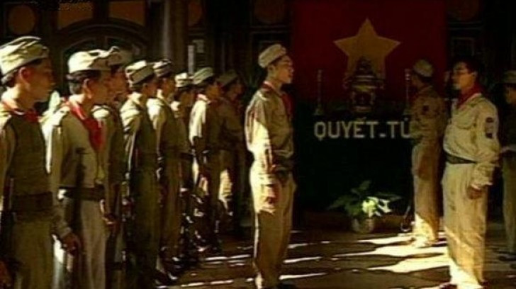 Hưởng ứng lời kêu gọi của Hồ Chủ tịch, quân dân Hà Nội quyết đứng lên chống thực dân Pháp, dù lực lượng vũ trang Thủ đô chỉ có 5 tiểu đoàn Vệ quốc quân, 2.000 khẩu súng. Mỗi tiểu đoàn chỉ có 2-3 khẩu trung liên, 2-3 khẩu tiểu liên và carbin, còn lại là súng trường. Trong khi đó Pháp có khoảng 6.500 quân, 40 xe tăng, 19 máy bay và hàng trăm xe quân sự. Nguồn ảnh: TL.