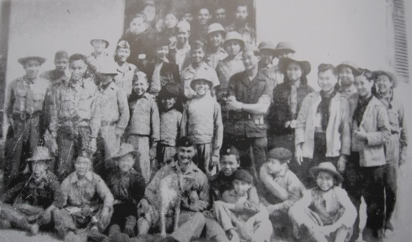 Chiến đấu cùng 5 tiểu đoàn Vệ quốc quân, chiến đấu bảo vệ Hà Nội là đội Vệ Út gồm gần 200 thiếu niên, thành viên nhỏ nhất mới 9 tuổi, lớn nhất 15 tuổi. Vệ Út có những em còn quá nhỏ, gọi là thiếu sinh quân thì không đúng, nên gọi là Vệ Út, được xem như những đứa em út của các anh Vệ quốc đoàn. Nguồn ảnh: TL.