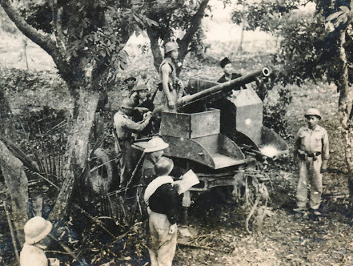 Đúng 20 giờ ngày 19/12/1946, cả Hà Nội tắt điện, tiếng súng từ pháo đài Láng phát ra báo hiệu cuộc kháng chiến chống Pháp bắt đầu. Nhiệm vụ của các Vệ Út, là giữ liên lạc từ khu phố này sang phố khác khắp Hà Nội. Vì còn nhỏ, nên các Vệ Út dễ luồn dọc bao cát trên phố hoặc chui qua các lỗ tường nhà dân đã đục sẵn. Nguồn ảnh: TL.