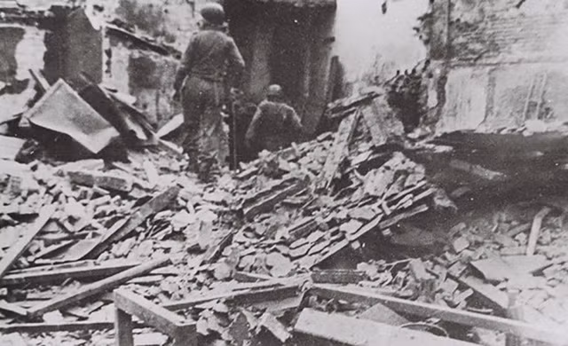 Vào cuối năm 1946, mặc dù đã ký hiệp ước Sơ bộ và Tạm ước với Chính phủ Việt Nam Dân chủ Cộng hòa, nhưng thực dân quân Pháp vẫn gây xung đột khắp cả nước. Chúng nã pháo vào Hải Phòng làm hàng nghìn người chết, tàn sát hàng chục người trên phố Hàng Bún, Hà Nội. Nguồn ảnh: TL.