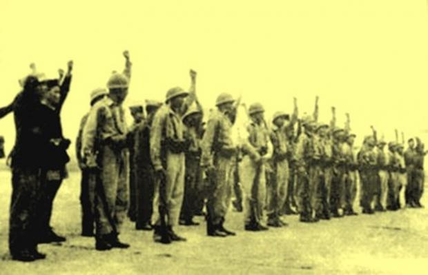 Vì vậy, ngày 14/1/1947, Chủ tịch Hồ Chí Minh lệnh cho Trung đoàn Thủ đô chỉ để lại 500 người chiến đấu trong nội thành. Quân số còn lại rút về hậu phương. Các Vệ Út cũng buộc phải rút ra. Nhưng 175 Vệ Út vẫn ở lại, không tuân lệnh cấp trên, trốn trong tủ, dưới gầm giường, trên nóc nhà... ở lại quyết giữ Thủ đô. Nguồn ảnh: TL.