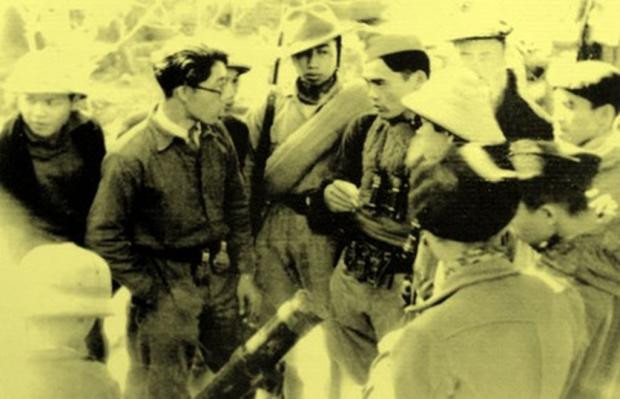 Tinh thần yêu nước của các chiến sĩ nhỏ còn thể hiện rõ khi "trốn lệnh" cấp trên ở lại bảo vệ Hà Nội. Sau những ngày chiến đấu gian khổ, nhưng tình hình ngày càng khó khăn, lương thực, đạn dược vơi dần; quân ta cần bảo toàn lực lượng chiến đấu lâu dài. Nguồn ảnh: TL.