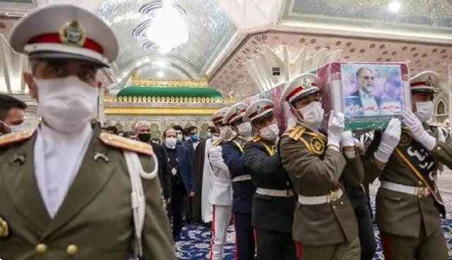 Trước khi bị ám sát, Fakhrizadeh là người đứng đầu tổ chức nghiên cứu và đổi mới của Bộ Quốc phòng Iran. Vì lý do này, Cơ quan Năng lượng Nguyên tử Quốc tế (IAEA) từ lâu đã muốn nói chuyện với Fakhrizadeh, để điều tra chương trình hạt nhân của Tehran. Ảnh: Đám tang Fakhrizadeh được cử hành trọng thể theo nghi lễ quốc tang – Nguồn: Sina