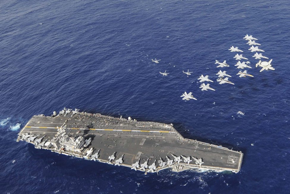 Các quan chức Bộ Quốc phòng Mỹ xác nhận rằng, quyết định triển khai này có trước vụ ám sát nhà khoa học hạt nhân Iran Fakhrizadeh. Tuy nhiên, sự hiện diện của tàu sân bay USS Nimitz trong bối cảnh căng thẳng hiện nay, là thông điệp răn đe gửi tới Iran. Ảnh: Tàu sân bay USS Nimitz đang hoạt động tại Vùng Vịnh – Nguồn: Hải quân Mỹ.