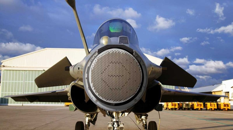 Trọng lượng cất cánh tối đa của Rafale đạt 24,5 tấn, máy bay sử dụng loại radar mảng pha quét điện tử chủ động (AESA) RBE-2AESA, phạm vi phát hiện hiệu quả tối đa của nó có thể đạt 180 km và có thể theo dõi 8 mục tiêu cùng lúc, đồng thời chọn lựa 3 mục tiêu đe dọa nhất.