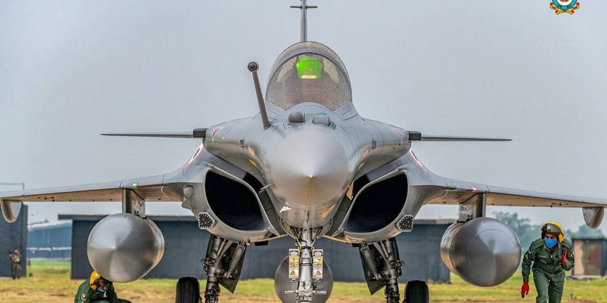 Truyền thông của Ấn Độ cho rằng, Rafale đủ sức khiến "Trung Quốc và Pakistan run sợ"; đây sẽ là vũ khí thay đổi cuộc chơi; Rafale đã có thành tích chói sáng, khi hạ gục tiêm kích tàng hình F-22 trong cuộc tập trận chung giữa Mỹ và Pháp, do vậy J-16 của Trung Quốc không phải đối thủ.