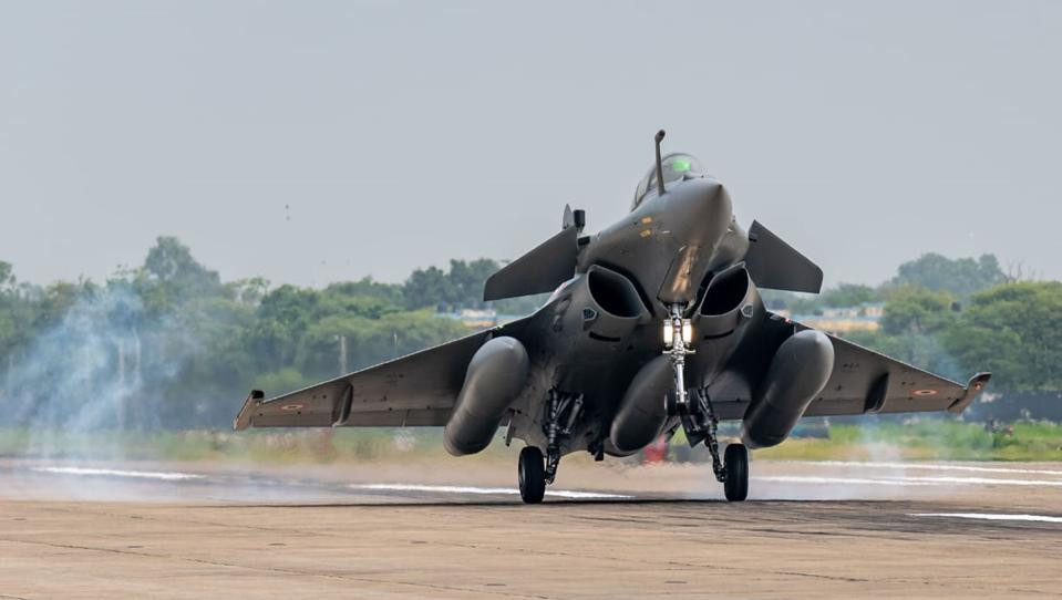 Rafale là máy bay chiến đấu hạng trung, có tầm bay chuyển sân tối đa là 3.700 km và bán kính chiến đấu 1.850 km với 4 thùng nhiên liệu phụ. Máy bay sử dụng 2 động cơ phản lực cánh quạt M88-2, tốc độ tối đa đạt 1,8 Mach.