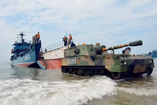 Cùng với Báo cáo quân lực của Trung Quốc, các báo cáo của quân đội Mỹ cũng nói rằng: "Trung Quốc tiếp tục xây dựng khả năng để hoàn thiện cho một cuộc đánh chiếm toàn diện đảo Đài Loan"; như vậy Trung Quốc không chỉ đóng tàu tấn công đổ bộ mới, mà còn bài tập đổ bộ của Trung Quốc. Ảnh: Xe bọc thép đổ bộ từ tàu vận tải của Trung Quốc - Nguồn: Sina