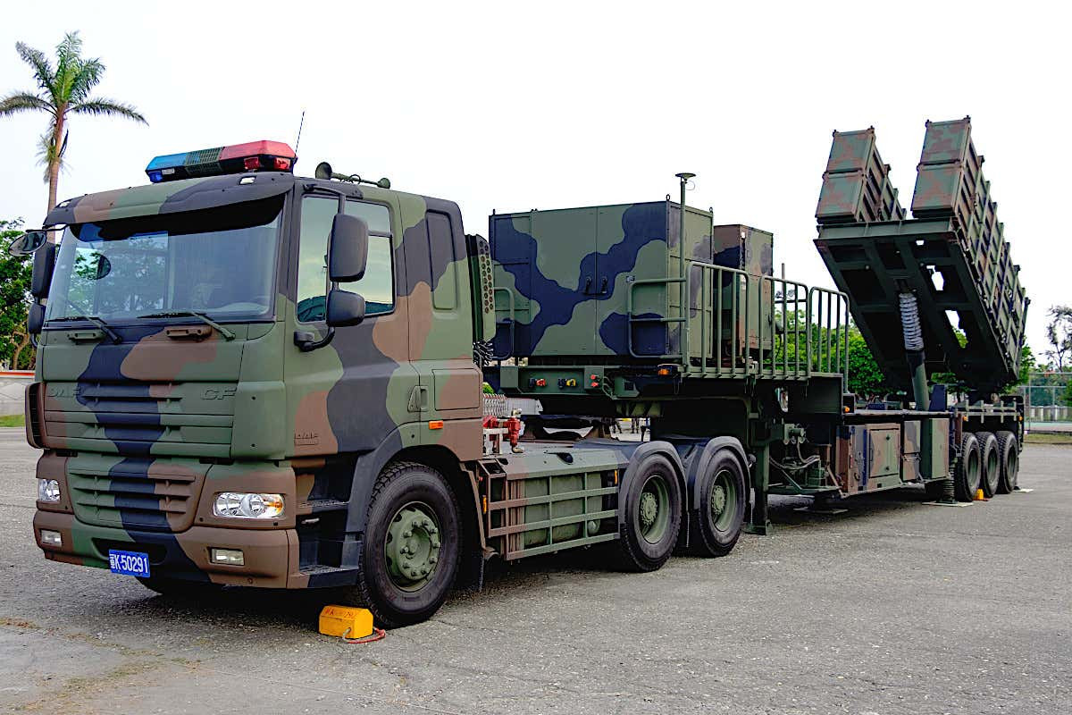 Việc bổ sung 400 tên lửa chống hạm Harpoon phóng từ mặt vào kho vũ khí của Quân đội đảo Đài Loan, sẽ giúp lấp đầy khoảng trống về chống đổ bộ của hòn đảo này trước lực lượng hải quân hùng mạnh của Trung Quốc đại lục; đây cũng là điều khó khăn, mà Trung Quốc phải vượt qua, nếu muốn thống nhất hòn đảo này bằng vũ lực. Ảnh: Hệ thống tên lửa Harpoon - Nguồn: Hải quân Mỹ.