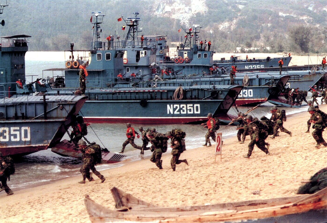 Nếu Trung Quốc thống nhất Đài Loan bằng quân sự, việc đổ bộ chiếm đảo có ba phương án, thứ nhất là đổ bộ đường không, tuy nhiên lực lượng này chỉ được trang bị vũ khí nhẹ, khó có thể trụ vững; phương án hai là đổ bộ đường biển, phương án này mới có thể đưa được các phương tiện vũ khí hạng nặng vào bờ. Phương án ba là kết hợp cả hai phương án trên. Ảnh: Tập luyện đổ bộ đường biển của Hải quân Trung Quốc - Nguồn: Sina