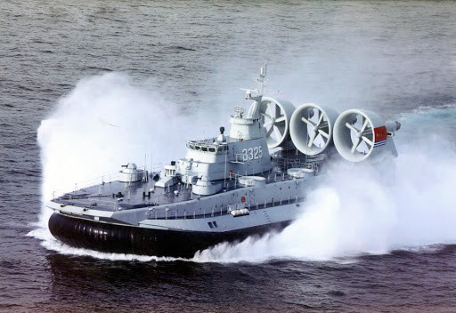 Ngoài thách về điều kiện tự nhiên, quân đội Trung Quốc cũng thực sự chưa đủ số lượng tàu đổ bộ cần thiết, để đưa một số lượng lớn quân và trang bị vào bờ. Theo ước tính của các nhà quân sự, Trung Quốc chỉ có một số ít tàu, không đủ gần để tiến hành thiết lập đầu cầu đổ bộ để đưa lực lượng lớn vào đảo. Ảnh: Tàu đổ bộ đệm khí của Hải quân Trung Quốc - Nguồn: Sina