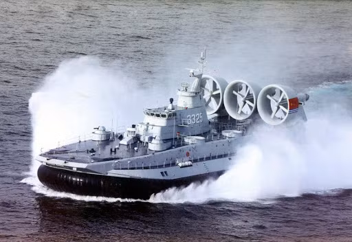 Ngoài thách về điều kiện tự nhiên, quân đội Trung Quốc cũng thực sự chưa đủ số lượng tàu đổ bộ cần thiết, để đưa một số lượng lớn quân và trang bị vào bờ. Theo ước tính của các nhà quân sự, Trung Quốc chỉ có một số ít tàu, không đủ gần để tiến hành thiết lập đầu cầu đổ bộ để đưa lực lượng lớn vào đảo. Ảnh: Tàu đổ bộ đệm khí của Hải quân Trung Quốc - Nguồn: Sina