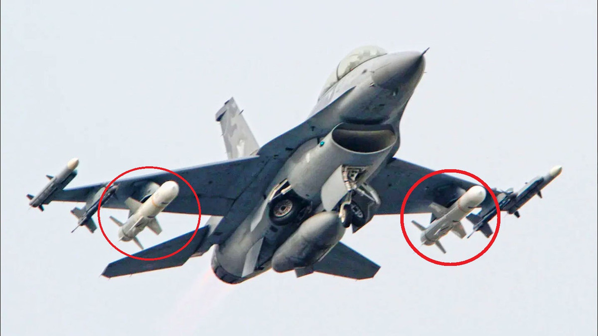 Trước đó Đài Loan đã có tên lửa chống hạm Harpoon phóng từ trên không, được trang bi trên máy bay chiến đấu F-16 của họ; số vũ khí này Đài Loan cũng mua từ Mỹ, và có thể một số tàu chiến mặt nước của Đài Loan cũng sẽ được trang bị phiên bản tên lửa Harpoon, tạo lập lưới lửa chống hạm 3 chiều (trên không, mặt đất và mặt biển). Ảnh: Tên lửa Harpoon (khoanh đỏ) trên máy bay chiến đấu F-16 của Đài Loan - Nguồn: Wikipedia.