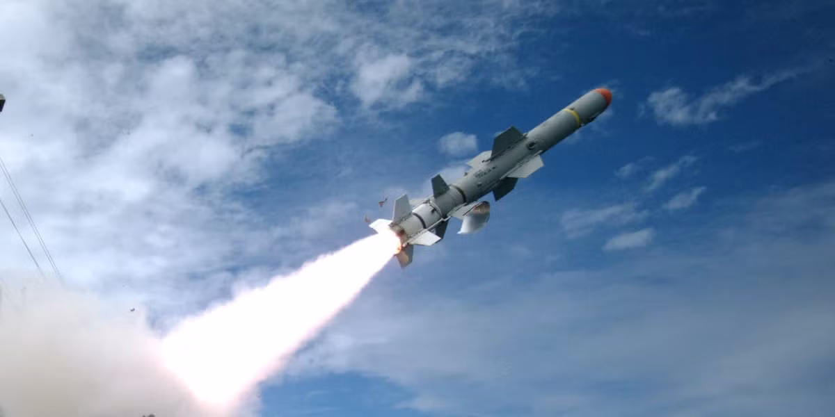 Chưa đầy một tuần sau khi cho phép bán 1,8 tỷ USD vũ khí cho Đài Loan, Bộ Ngoại giao Mỹ đã thông báo với Quốc hội về một vụ Bán vũ khí cho đảo Đài Loan với giá 2,4 tỷ USD, bao gồm hàng trăm tên lửa chống hạm Harpoon và các loại đi kèm để phóng loại tên lửa này. Ảnh: Tên lửa chống hạm Harpoon - Nguồn: Hải quân Mỹ.