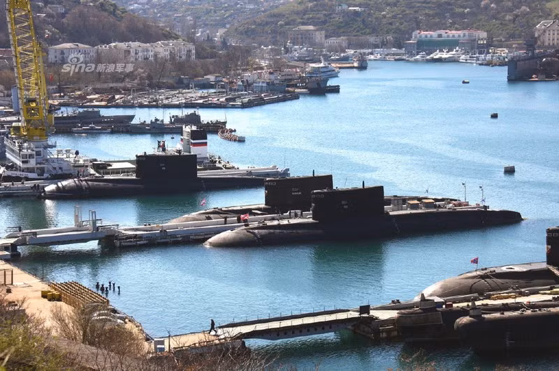 Hải quân Nga cũng đã mất đi vị thế trên biển của mình một cách trầm trọng khi đừng nói là so sánh với hải quân Mỹ, đến hải quân Trung Quốc cũng đã có sức mạnh vượt trội mà Nga không thể sánh bằng. Mỹ đã có 10 cụm tác chiến tàu sân bay, Trung Quốc trong năm nay sẽ hoàn thành 2 cụm và dự kiến trong 5 năm tới là có cụm thứ 3, Anh cũng đang cấp tốc tiến hành thành lập 2 cụm tác chiến tàu sân bay, tương tự là hải quân Ấn Độ. Thậm chí, năng lực tác chiến biển xa của hải quân Nga còn có thể nói là thua cả Lực lượng phòng vệ biển Nhật Bản. Ảnh: Căn cứ tàu ngầm Nga