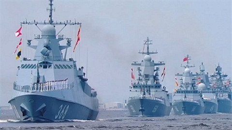 Theo truyền thông nước ngoài đưa tin, vào ngày 6/11 vừa qua, Thủ tướng Nga Mikhail Mishustin đã ký một thỏa thuận với Cộng hòa Sudan về việc nước này sẽ thành lập một căn cứ hải quân mới ở Sudan để cung cấp dịch vụ hậu cần, tiếp tế và sửa chữa cho tàu thuyền. Đây là động thái nằm trong khuôn khổ hợp tác quân sự kéo dài 7 năm và thỏa thuận bên lề đã được Nga và Sudan ký kết từ năm 2019. Ảnh: Đội hình tàu chiến mặt nước của Hải quân Nga.