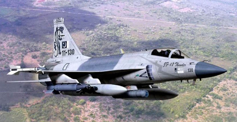 Mặc dù trong tình huống khẩn trương (vì máy bay chiến đấu có tốc độ rất nhanh), những thao tác hỏi “địch – ta” vẫn cần phải tiến hành thận trọng, thậm chí cần phải nhận dạng bằng tay, để xác định xem có nên hạ lệnh một cuộc tấn công hay không, để để tránh các nhầm lẫn có thể xảy ra. Ảnh: Chiến đấu cơ JF-17 của Pakistan – Nguồn: Wikipedia