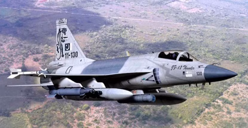 Mặc dù trong tình huống khẩn trương (vì máy bay chiến đấu có tốc độ rất nhanh), những thao tác hỏi “địch – ta” vẫn cần phải tiến hành thận trọng, thậm chí cần phải nhận dạng bằng tay, để xác định xem có nên hạ lệnh một cuộc tấn công hay không, để để tránh các nhầm lẫn có thể xảy ra. Ảnh: Chiến đấu cơ JF-17 của Pakistan – Nguồn: Wikipedia