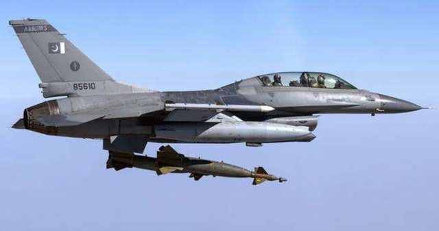 Trước khi chiến đấu cơ Rafale xuất hiện ở Nam Á, Không quân Pakistan đã “cân bằng” về lợi thế trên không, nhờ loại máy bay chiến đấu F-16 do Mỹ sản xuất. Về hệ thống điện tử hàng không và vũ khí, tiêm kích 30MKI cũng chỉ tương đương tiêm kích F-16 của Pakistan. Ảnh: Chiến đấu cơ F-16 của Pakistan – Nguồn: Wikipedia