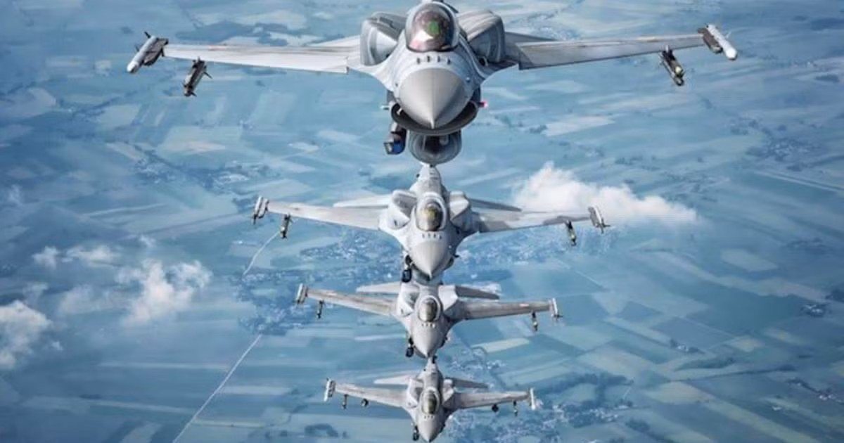 Chiến thuật dùng máy bay cảnh báo sớm phát hiện và chỉ huy chiến đấu trên không, sử dụng chiến đấu cơ F-16, trang bị tên lửa không đối không ngoài tầm nhìn AIM-120, “phục kích” sẵn tại một khu vực nhất định; chiến thuật này rất hiệu quả. Nhờ áp dụng chiến thuật này, Không quân Thổ Nhĩ Kỳ đã bắn rơi nhiều máy bay chiến đấu của Syria và thậm chí là cả của Nga. Ảnh: Chiến đấu cơ F-16 của Pakistan – Nguồn: Wikipedia