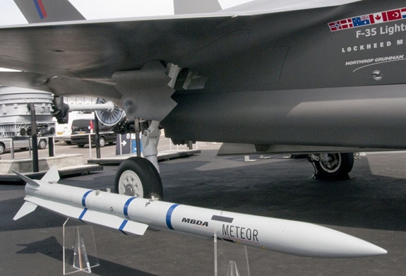 Về vũ khí tiến công ngoài tầm nhìn, hiệu suất tổng thể của tên lửa không đối không Meteor trang bị trên Rafale cũng vượt qua AIM-120C trang bị trên F-16 của Không quân Pakistan, hiện đang được biên chế. Những lợi thế trước đây của Không quân Pakistan trong các cuộc không chiến ngoài đường chân trời sẽ không còn nữa. Ảnh: Tên lửa Meteor trang bị trên Rafale – Nguồn: Wikipedia