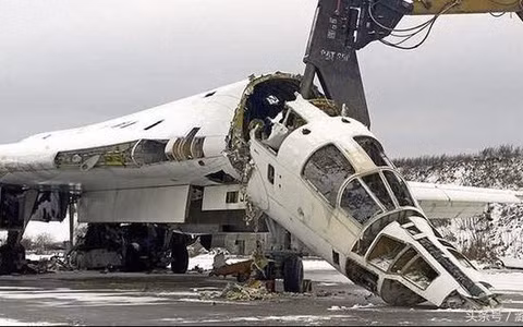 Nhưng sau đó, chính vũ khí tự hủy diệt của Liên Xô để lại cho Ukraine đã đưa Ukraine vào tình thế vô cùng khó khăn, khi cả Nga và Mỹ tranh giành ảnh hưởng với Ukraine. Và Liên Xô tan rã, cũng để lại một số nợ lớn cho Ukraine, khiến cho tốc độ phát triển kinh tế của Ukraine ngày càng sa sút. Ảnh: Phá hủy máy bay ném bom Tu-160 của Ukraine. Nguồn: Topwar