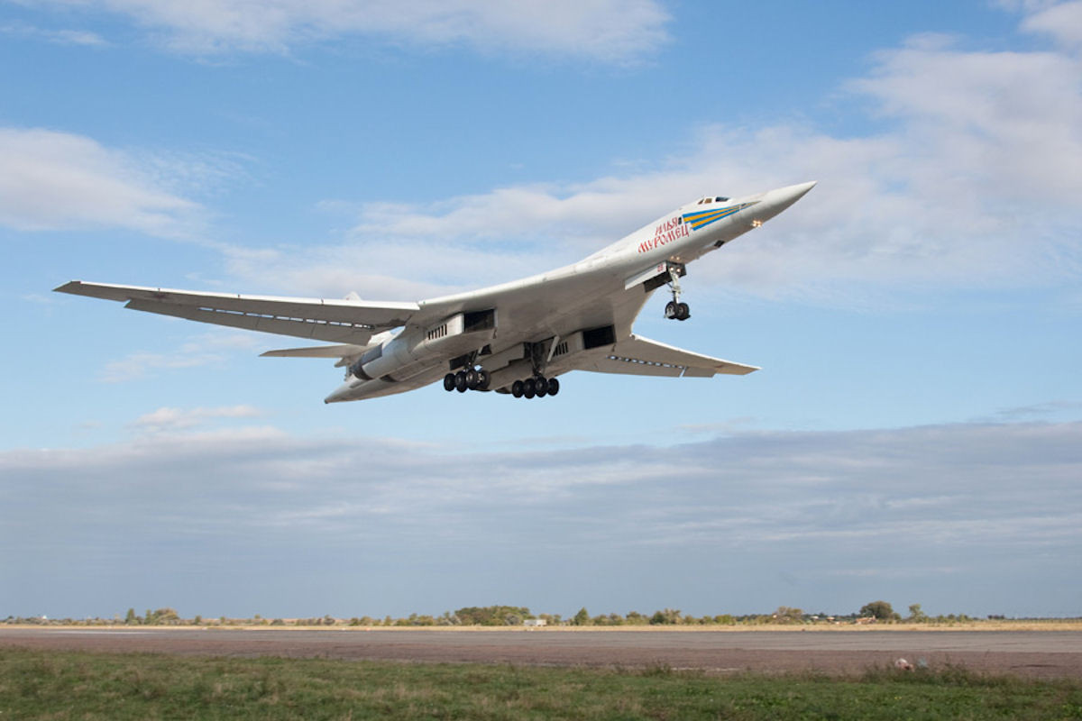 Những phi công lái máy bay Tu-160 từ Ukraine sang Nga, đã được trao tặng Huân chương Danh dự. Được biết, Liên Xô đã chế tạo tổng cộng 36 chiếc máy bay ném bom chiến lược Tu-160; 9 trong số đó là máy bay thử nghiệm. Ảnh: Tu-160 của lực lượng Không quân chiến lược Nga - Nguồn: Topwar
