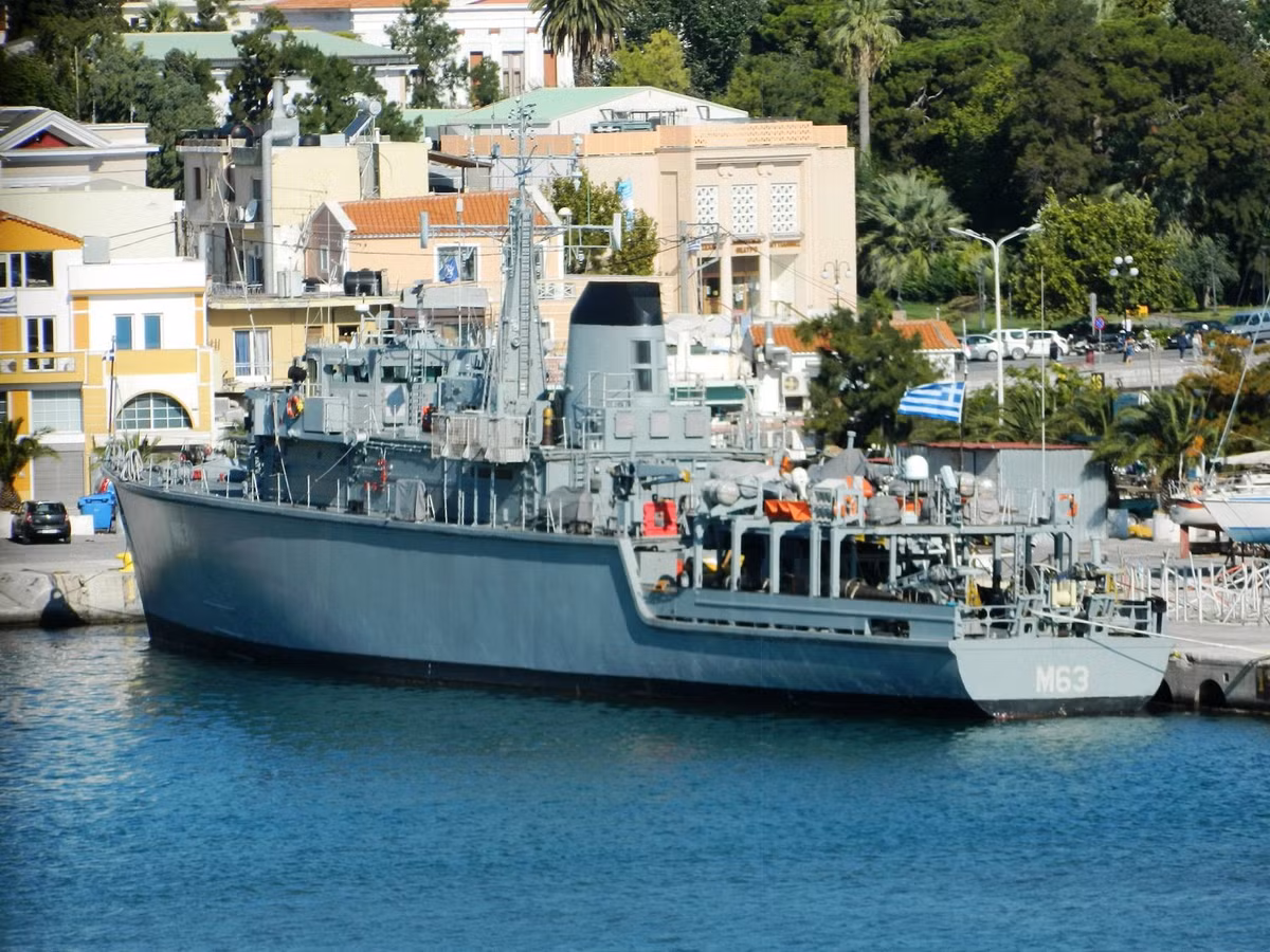 Về vũ khí trang bị, tàu sử dụng một pháo hạm Bofors 40mm Mk-9 tuy nhiên đã bị thay thế bởi một pháo bắn nhanh MSI DS-30B cỡ nòng 30mm. Ngoài ra nó còn có thể mang theo 2 thiết bị lặn không người lái PAP cho nhiệm vụ tìm kiếm và phát hiện mục tiêu dưới nước cùng với máy phát tín hiệu trong nước MS-14, phao quét K8. Ảnh: Chiếc HM Kallisto đang neo đậu tại cảng.