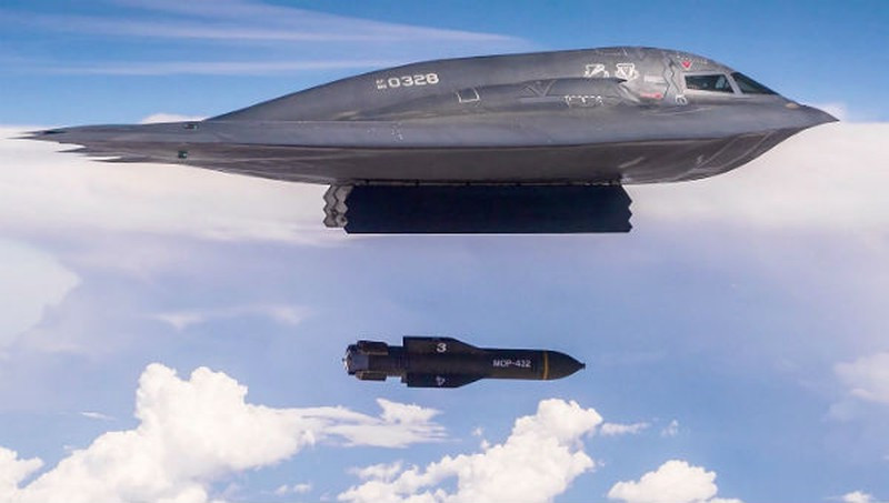 Hiện tại cũng chưa rõ liệu H-20 có thể thành công trong việc cạnh tranh với B-2 của Mỹ hay không? Mặc dù chiếc B-2 được thiết kế vào thập niên 1980, nhưng với những cải tiến và nâng cấp (nhất là hệ thống máy tính), B-2 có thể mang các loại vũ khí thông thường và bom hạt nhân B-61 Mod12. Ảnh: Máy bay ném bom B-1 của Mỹ - Nguồn: Không quân Mỹ