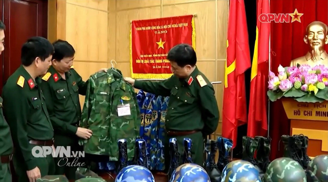 Mới đây, trong một phóng sự do kênh truyền hình QPVN thực hiện đã tiết lộ rằng quân đội ta sẽ chính thức đưa vào trang bị đại trà mẫu quân phục dã chiến K19 với tên gọi mới là K20 sau 3 năm thử nghiệm một số mẫu quân phục dã chiến khác nhau. Hiện nay, các nhà máy may mặc trực thuộc quân đội đang khẩn trương may số lượng lớn quân phục K20 nhằm mục tiêu có thể nhanh chóng đại trà mẫu quân phục mới này cho toàn quân. Ảnh: Cán bộ của Cục Quân nhu xem xét sản phẩm quân phục dã chiến K20 dành cho chiến sĩ Biên phòng.