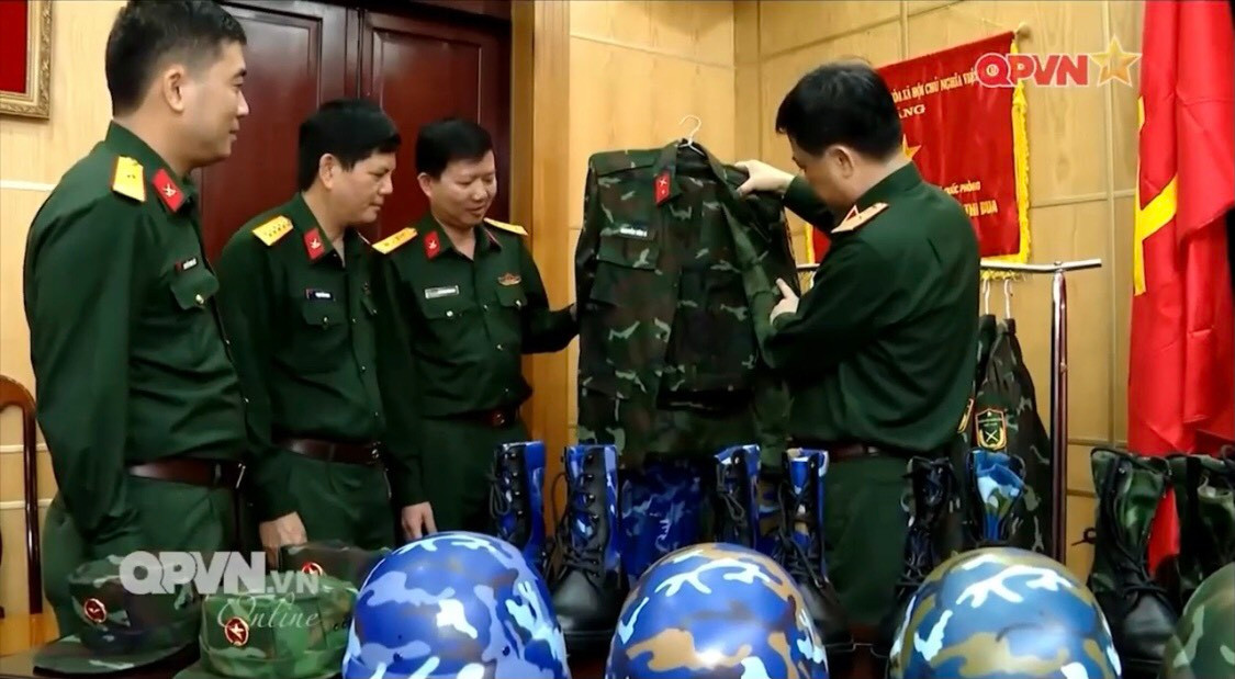 Bên cạnh quân phục, Cục Quân nhu trực thuộc Tổng cục hậu cần cũng đồng bộ các thiết kế trang bị đi kèm như mũ mềm, mũ huấn luyện A2, ghệt da chiến đấu được may sang màu K20 để có thể nhanh chóng trang bị đến các chiến sĩ song song với việc cấp phát quân phục mới. Có thể nói rằng, sắp tới sẽ có một cuộc cách mạng trong việc thống nhất quân phục trong toàn quân vốn đã có nhiều bất cập sau 3 năm thử nghiệm. Ảnh: Mũ mềm, mũ huấn luyện A2, ghệt da được in màu K20 đồng bộ.