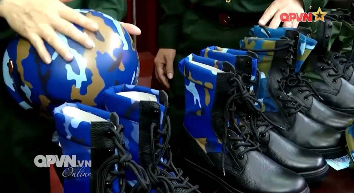 Một số đặc điểm của mũ huấn luyện A2 kiểu mới đó là không sử dụng kiểu bọc vải ngụy trang bên ngoài mà sơn màu trực tiếp lên thành mũ. Ảnh: Mũ huấn luyện A2 phản xạ ánh sáng trong điều kiện ánh sáng chiếu vào, nếu trong chiến đấu sẽ dễ bị lộ vị trí.