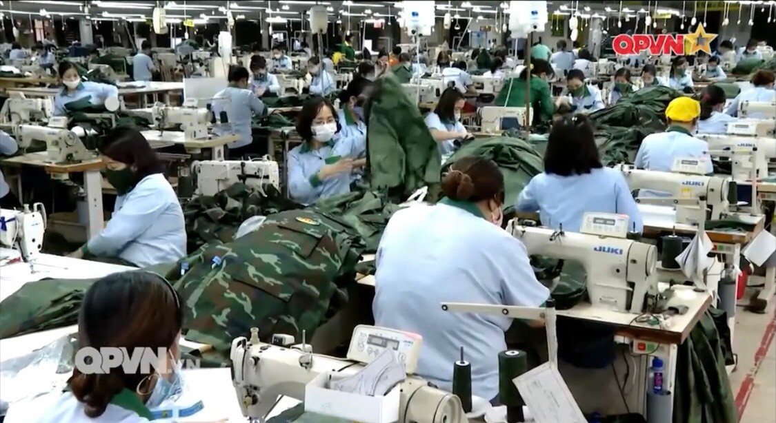 Quân phục dã chiến K20 vẫn sử dụng ve áo kiểu cài và cúc tay áo kiểu nút bấm cũ, trong khi đó trên mẫu K17 đã chuyển qua dùng Verclo có độ thuận tiện cao hơn. Dẫu vậy đây chỉ là hạn chế nhỏ, có thể dễ dàng khắc phục trong tương lai. Ảnh: Xưởng may gấp rút hoàn thiện số lượng lớn quân phục ngụy trang K20.