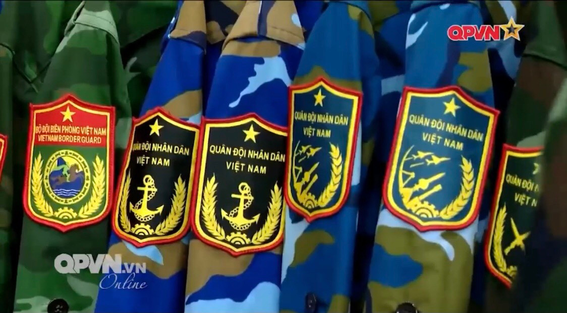  Quân phục dã chiến K20 vẫn sử dụng lối phân biệt quân binh chủng qua màu ngụy trang đặc trưng thay vì ngụy trang tùy theo địa hình tác chiến như một số quân đội phát triển hiện nay. Tuy nhiên có điểm mới là Đặc công sẽ không còn sử dụng họa tiết ngụy trang da báo đặc trưng nữa mà chuyển sang dùng chung màu ngụy trang với lục quân và Biên phòng đã có màu ngụy trang riêng biệt. Ảnh: Phù hiệu và màu sắc của một số mẫu quân phục K20 dành cho nhiều quân binh chủng khác nhau.