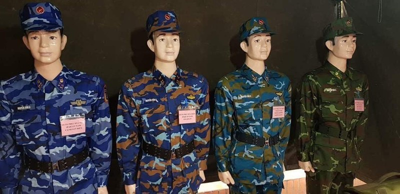 Có thể nói rằng, mẫu quân phục K20 mang nhiều đặc điểm vượt trội so với các mẫu cũ, phù hợp với người lính, thân thiện với môi trường và có độ ngụy trang tốt, là sản phẩm vô cùng ưu việt của quân đội ta, xứng đáng là bộ mặt tương lai của người chiến sĩ Cách mạng trong thời đại mới. Ảnh: Quân phục dã chiến K19 của một số quân binh chủng, từ trái qua: Cảnh sát biển, hải quân, phòng không - không quân và lục quân