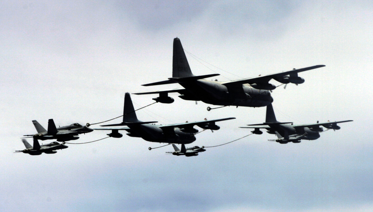 Với lượng nhiên liệu dồi dào, sẽ giúp J-20 có thể hoạt động như một máy bay đánh chặn tầm xa, đủ sức tấn công đội hình máy bay tiếp dầu của Mỹ và các máy bay tình báo, giám sát và trinh sát khác ở xa đất liền. Ảnh: Máy bay tiếp dầu C-130J của Mỹ - Nguồn: Sina