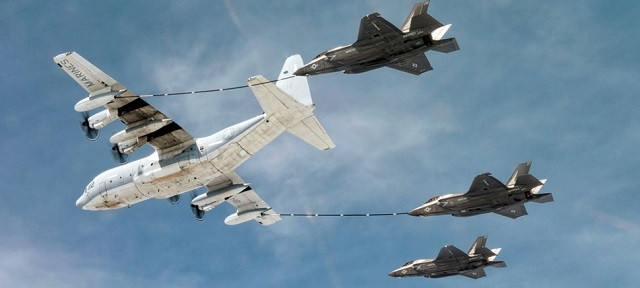 Nhưng chính những chiếc máy bay tiếp dầu này lại là mục tiêu của J-20. Nếu J-20 bắn hạ thành công máy bay tiếp dầu, nó tương đương với việc bắn hạ những chiếc F-22, vì lúc này những chiếc F-22 không còn đủ nhiên liệu để trở về căn cứ. Ảnh: Máy bay tiếp dầu KC-130 của Không quân Mỹ - Nguồn: Không quân Mỹ.