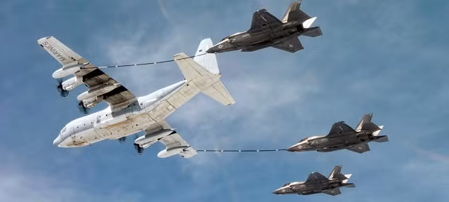 Nhưng chính những chiếc máy bay tiếp dầu này lại là mục tiêu của J-20. Nếu J-20 bắn hạ thành công máy bay tiếp dầu, nó tương đương với việc bắn hạ những chiếc F-22, vì lúc này những chiếc F-22 không còn đủ nhiên liệu để trở về căn cứ. Ảnh: Máy bay tiếp dầu KC-130 của Không quân Mỹ - Nguồn: Không quân Mỹ.