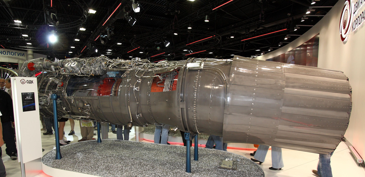 Một số lô J-20 đầu tiên sử dụng động cơ dòng AL-31 của Nga, có vòi phun kiểu răng cưa. Những động cơ này có lực đẩy không lớn, nên máy bay không thể bay được ở chế độ siêu hành trình, mà còn làm tăng diện tích phản xạ radar khi đối phương quan sát J-20 từ phía sau, trên cao hoặc bên dưới. Ảnh: Động cơ AL-31. Nguồn: Topwar