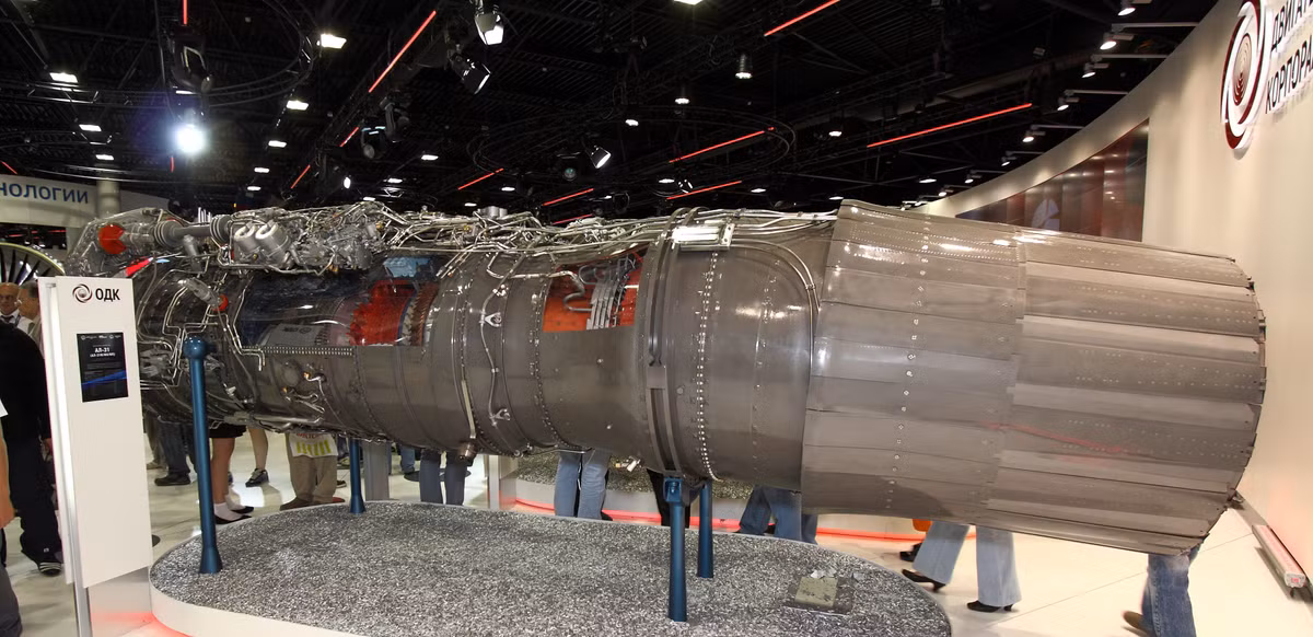 Một số lô J-20 đầu tiên sử dụng động cơ dòng AL-31 của Nga, có vòi phun kiểu răng cưa. Những động cơ này có lực đẩy không lớn, nên máy bay không thể bay được ở chế độ siêu hành trình, mà còn làm tăng diện tích phản xạ radar khi đối phương quan sát J-20 từ phía sau, trên cao hoặc bên dưới. Ảnh: Động cơ AL-31. Nguồn: Topwar