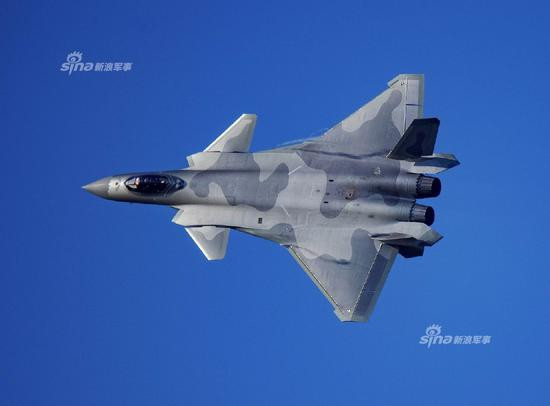 Trong chiến đấu, J-20 có khả năng vượt qua chiến trường phức tạp trên không và lao về phía tây Thái Bình Dương. Tại đó, J-20 sẽ "tìm- diệt" các máy bay tiếp dầu trên không, máy bay trinh sát và máy bay cảnh báo sớm mà các loại máy bay chiến đấu của Mỹ và các đồng minh dựa vào; và đây là những lực lượng chiếm ưu thế nhất của quân đội Mỹ. Ảnh: Máy bay chiến đấu J-20. Nguồn: Sina