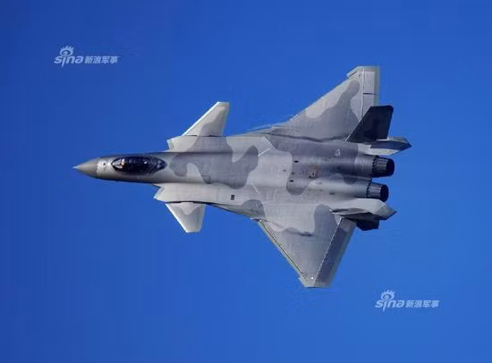 Trong chiến đấu, J-20 có khả năng vượt qua chiến trường phức tạp trên không và lao về phía tây Thái Bình Dương. Tại đó, J-20 sẽ "tìm- diệt" các máy bay tiếp dầu trên không, máy bay trinh sát và máy bay cảnh báo sớm mà các loại máy bay chiến đấu của Mỹ và các đồng minh dựa vào; và đây là những lực lượng chiếm ưu thế nhất của quân đội Mỹ. Ảnh: Máy bay chiến đấu J-20. Nguồn: Sina
