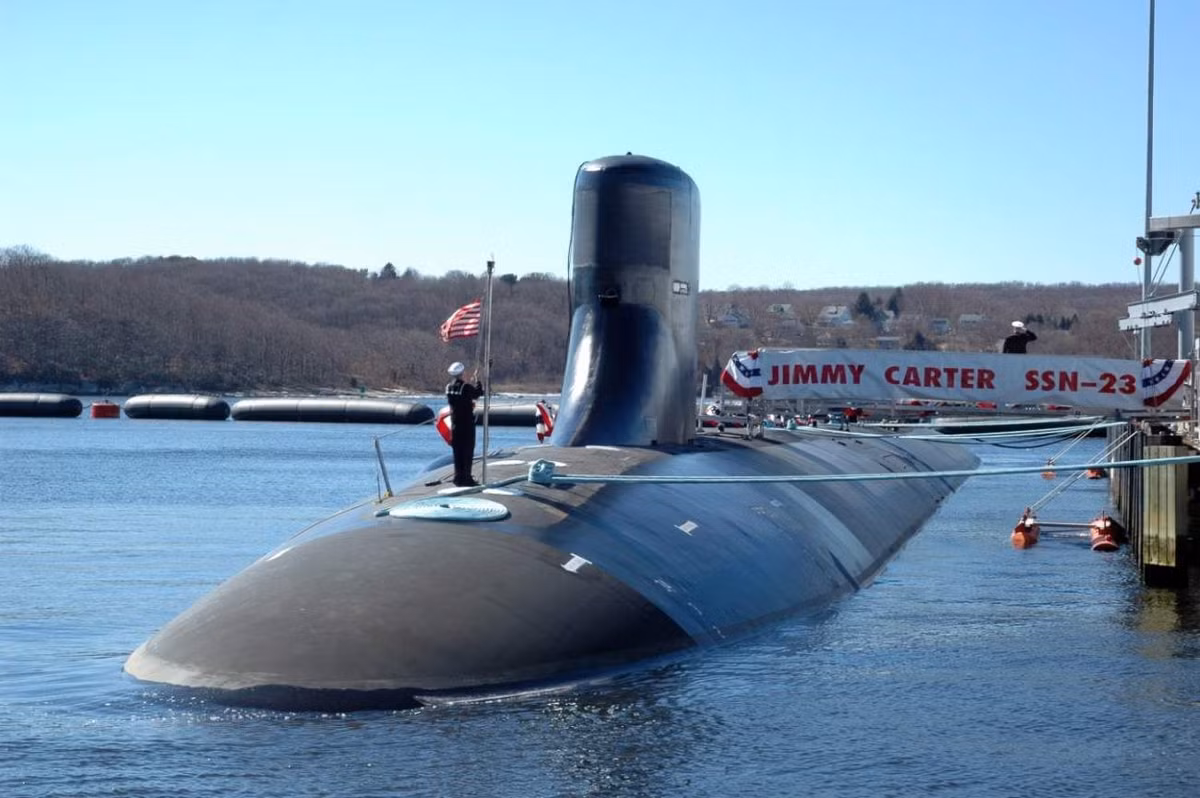 Các tàu khác ngoài tàu sân bay bao gồm tàu ngầm tấn công chạy bằng năng lượng hạt nhân Jimmy Carter (lớp "Sói biển"), tàu khu trục Franklin D. Roosevelt (lớp Burke) và loại tàu khu trục mới nhất Linden B. Johnson (Lớp Zumwalt). Ảnh: Tàu ngầm SSN Jimmy Carter - Nguồn: Hải quân Mỹ.