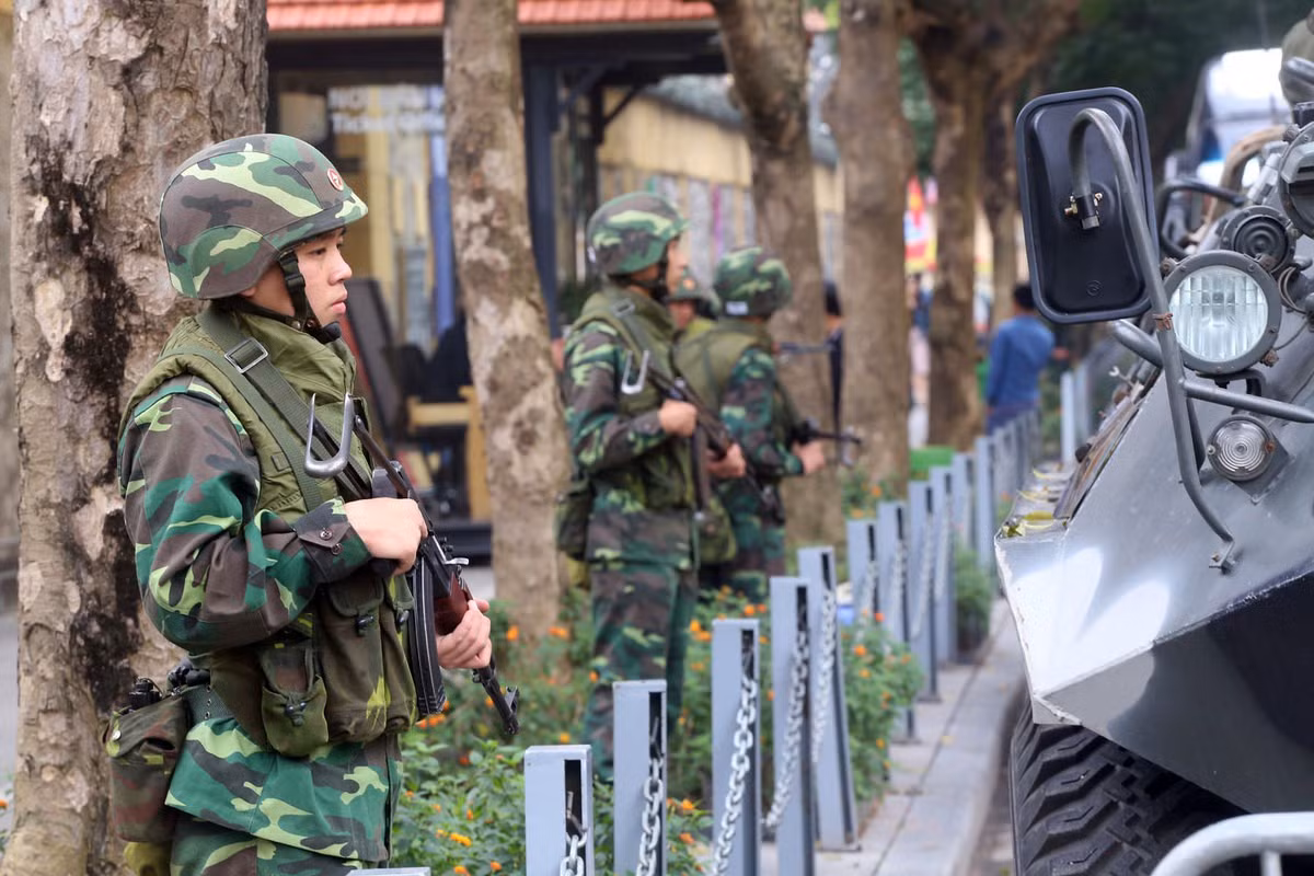 Tiểu đoàn cũng được trang bị một số xe thiết giáp bánh lốp BTR-60PB 8x8 có độ cơ động cao, hỏa lực tốt cũng như tính việt dã lý tưởng, cho phép đơn vị có thể nhanh chóng triển khai quân đến vị trí chiến đấu một cách nhanh chóng. Xe có thể chở theo một tiểu đội bộ binh với đầy đủ trang bị và bọc thép chống lại được đạn 12.7mm trở xuống, cùng sự chi viện hỏa lực của một tháp súng máy hạng nặng 14.5mm. Ảnh: Đội hình chiến sĩ của Tiểu đoàn Thiết giáp 47 trên đường phố Hà Nội trong khuôn khổ một Hội nghị quan trọng.