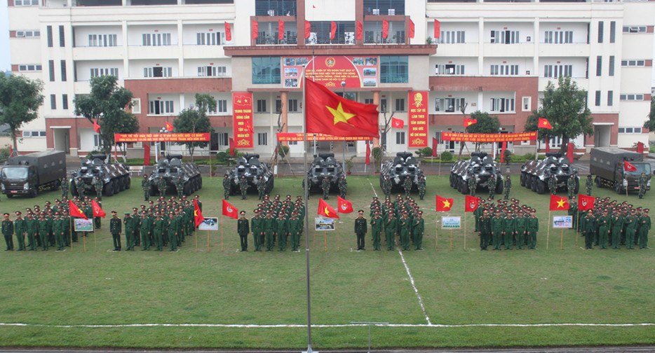 Ngoài ra, Hà Nội còn có sự bảo vệ của Tiểu đoàn Thiết giáp 47 thuộc Bộ tư lệnh Thủ đô. Đơn vị được trang bị cực kỳ hiện đại, có tính cơ động và tinh thần sẵn sàng chiến đấu cao, trọng trách cực kỳ nặng nề, đó là bảo vệ các cơ quan đầu nào Trung ương Đảng và Chính phủ an toàn trong bất cứ trường hợp nào. Ảnh: Đội hình chiến sĩ và khí tài của Tiểu đoàn 47.