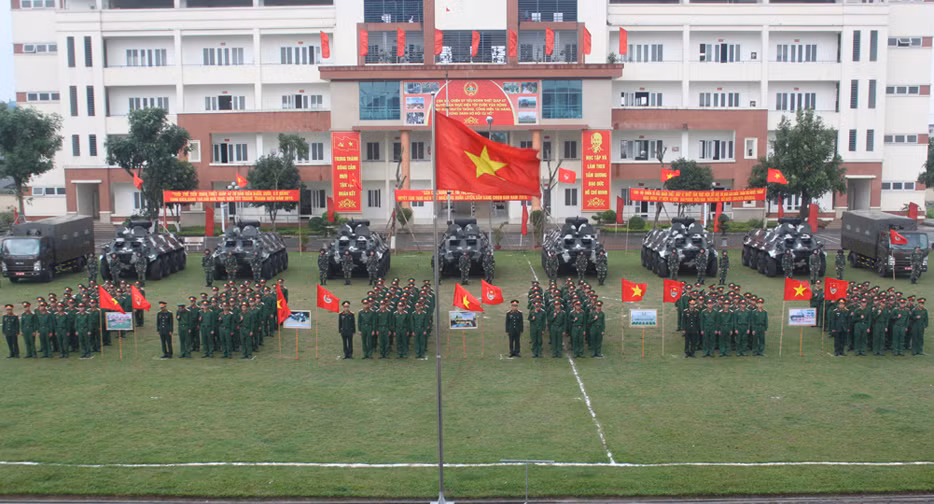 Ngoài ra, Hà Nội còn có sự bảo vệ của Tiểu đoàn Thiết giáp 47 thuộc Bộ tư lệnh Thủ đô. Đơn vị được trang bị cực kỳ hiện đại, có tính cơ động và tinh thần sẵn sàng chiến đấu cao, trọng trách cực kỳ nặng nề, đó là bảo vệ các cơ quan đầu nào Trung ương Đảng và Chính phủ an toàn trong bất cứ trường hợp nào. Ảnh: Đội hình chiến sĩ và khí tài của Tiểu đoàn 47.