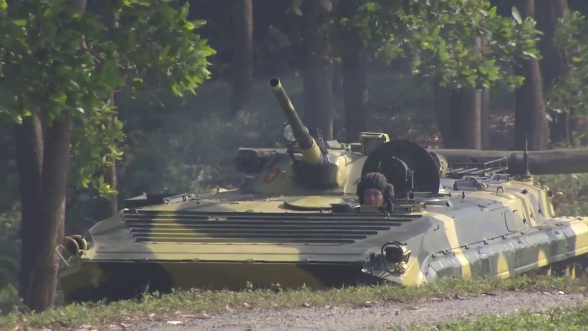 Có thể nói rằng, với thế trận phòng thủ mặt đất liên hoàn, nhiều tầng nhiều lớp phối thuộc của các đơn vị thuộc Bộ tư lệnh Thủ đô, Binh chủng Tăng - Thiết giáp và Lục quân, ngoài ra còn có thể kể đến sự bảo vệ từ xa của các đơn vị khác của Quân đoàn 1, 2 hay Quân khu 1, 2, 3 đủ sức đủ che chắn cho Hà Nội từ mọi phía, góp phần bảo đảm an ninh quốc phòng cho thành phố vững mạnh phát triển. Ảnh: Xe chiến đấu bộ binh BMP-1 của Trung đoàn 102.