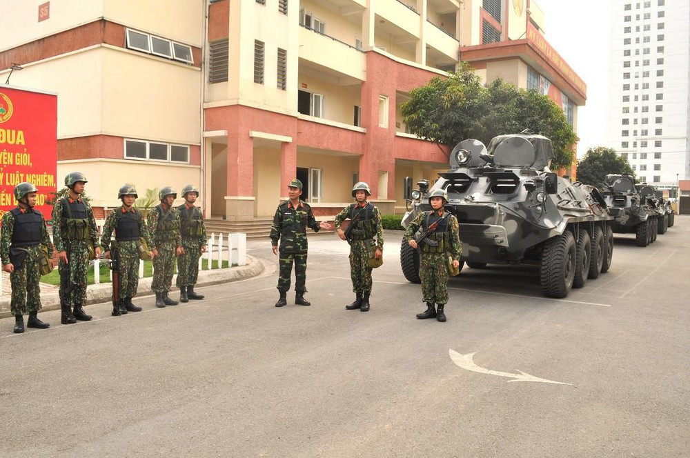 Về trang bị người lính, chiến sĩ của Tiểu đoàn Thiết giáp 47 với nhiệm vụ cơ động sẵn sàng chiến đấu cao nên cũng được ưu tiên đầu tư trang bị cá nhân tốt nhất toàn quân. Có thể kể đến như áo giáp mang tấm chống đạn K56, mũ sắt hoặc mũ chống đạn K51, tiểu liên AKMS cùng nhiều khí tài quan trọng khác. Ảnh: Trang bị tiêu chuẩn của một tiểu đội bộ binh thuộc Tiểu đoàn 47.