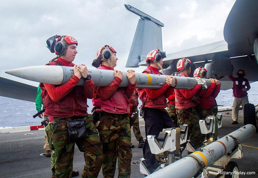 Đứng thứ sáu trong danh sách là tên lửa phóng ngoài tầm nhìn, hoạt động trong mọi thời tiết AIM-120 AMRAAM, do công ty Raytheon của Mỹ sản xuất. Tên lửa sử dụng nguyên lý dẫn đường "bắn và quên", do radar của tên lửa có thể tự dẫn mục tiêu, thay vì dùng radar bán chủ động, để bám bắt mục tiêu như tên lửa Aim-7 Sparrow thế hệ trước. Nguồn ảnh: Pinterest.